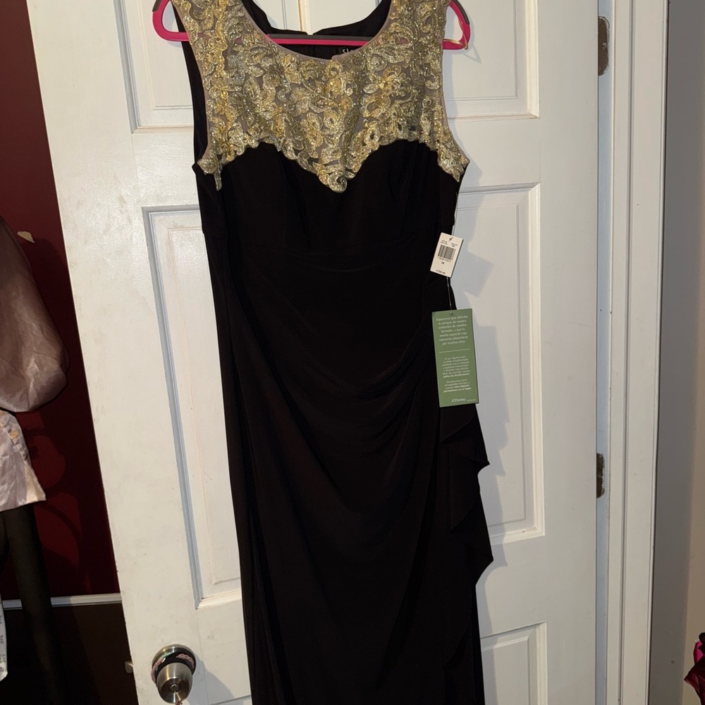 NWT Elegant Black and Gold Sleeveless Corded Lace Sweetheart Gown with Ruching